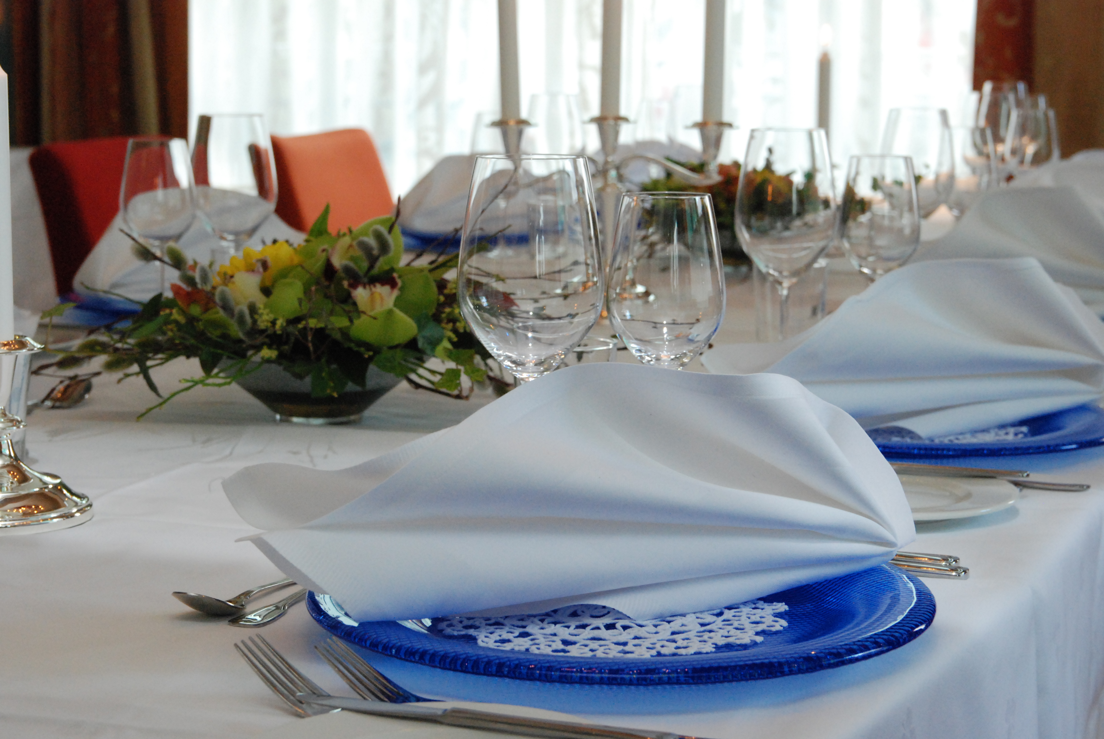 Selskapsoppdekket bord med blåe tallerken i selskapslokalet Risan